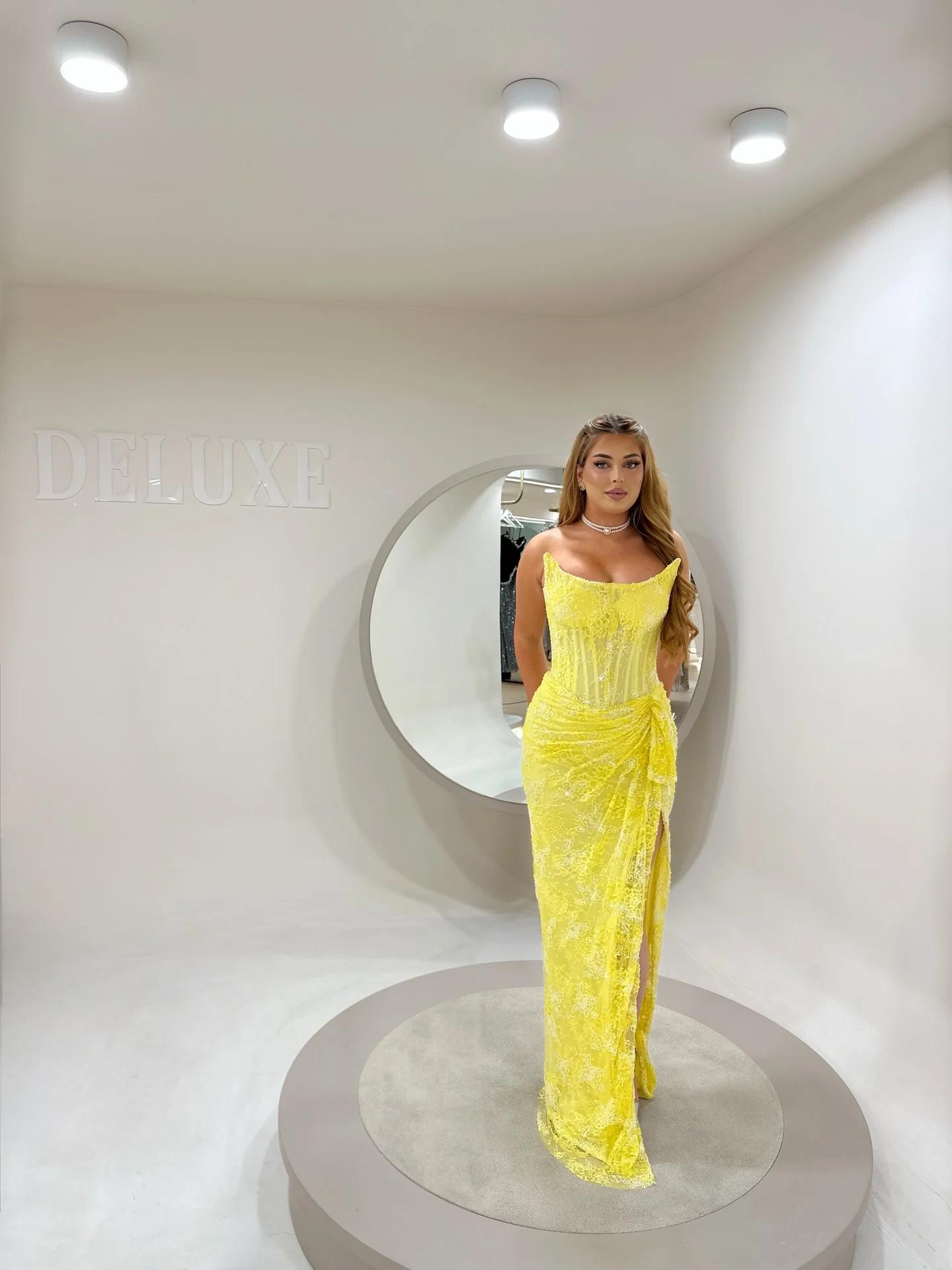 Strapless i thjeshtë në të verdhë diellore