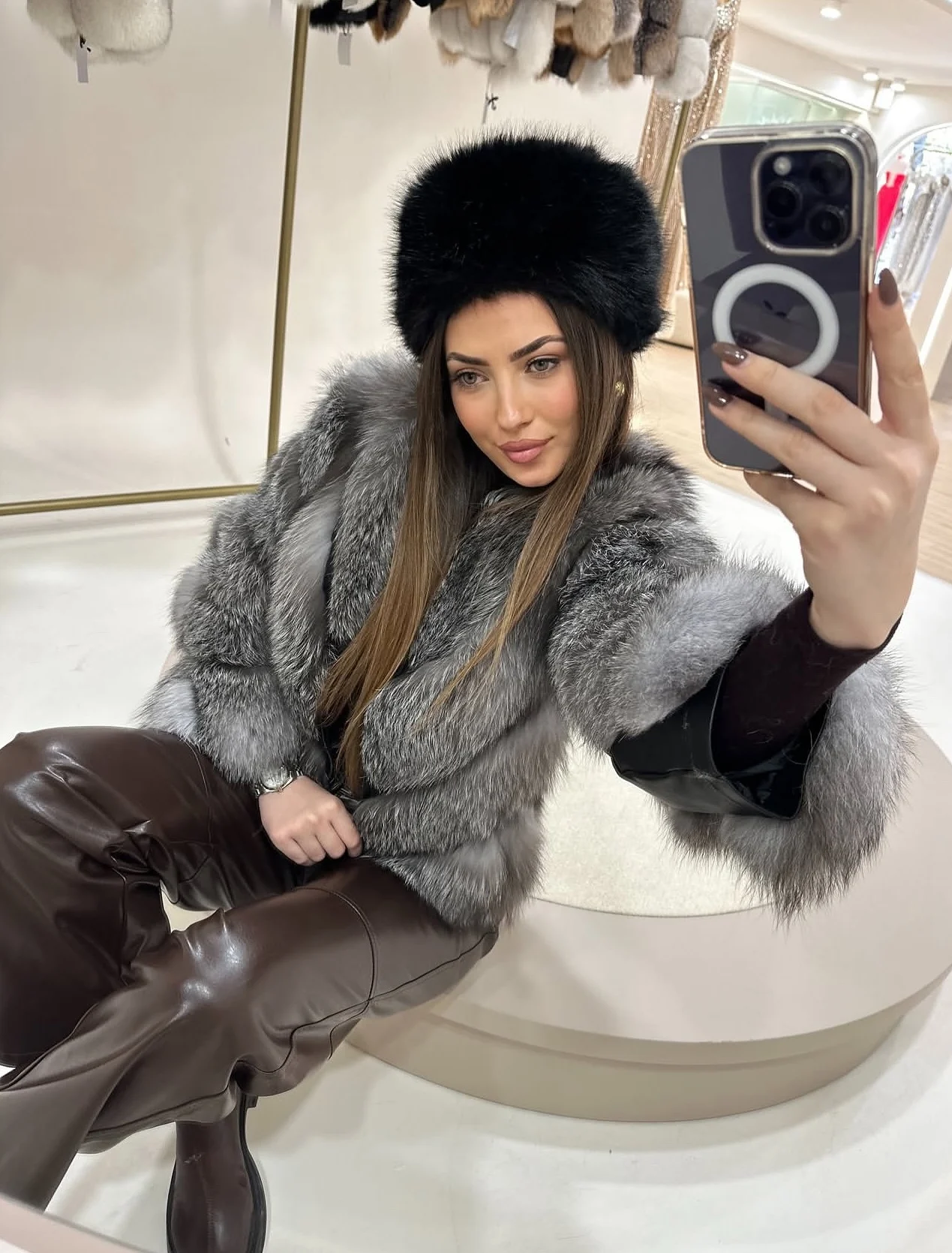 Pelice në tone argjendi e gri